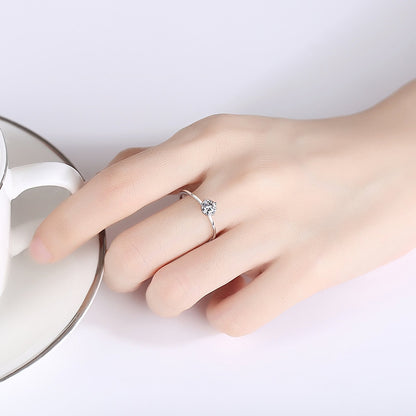 Inel din argint de logodna rotund cu moissanite cesini purtat