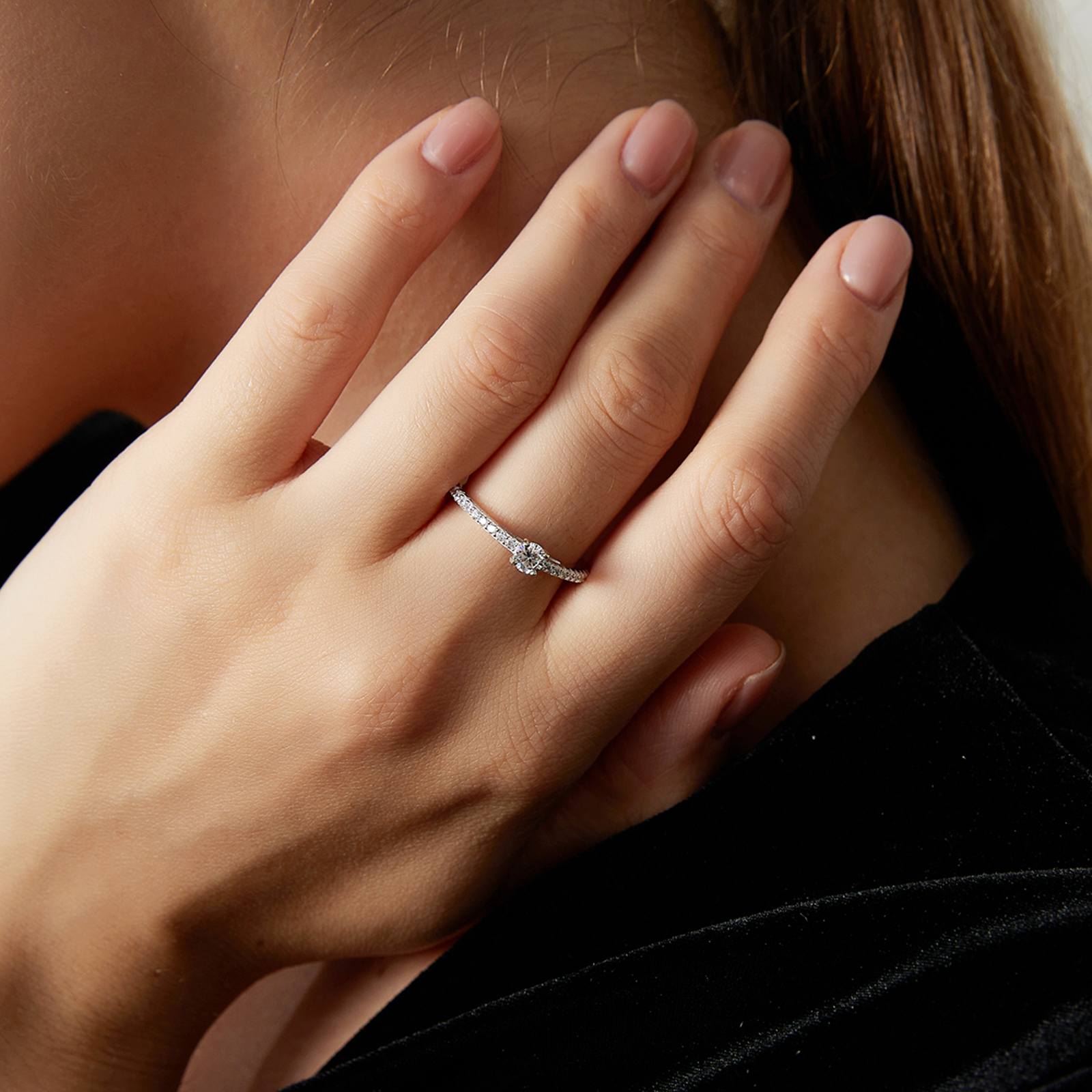 Inel din argint elegant tennis cu moissanite cesini purtat