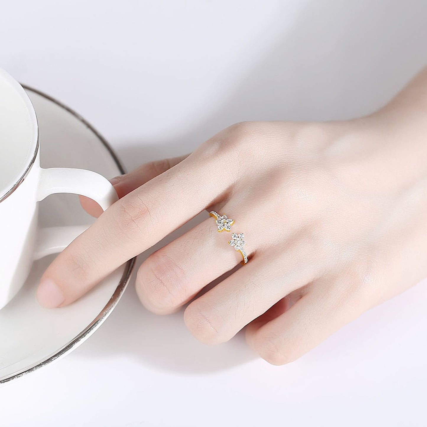 Inel din argint reglabil placat cu aur floare cu cristale zirconiu cesini purtat