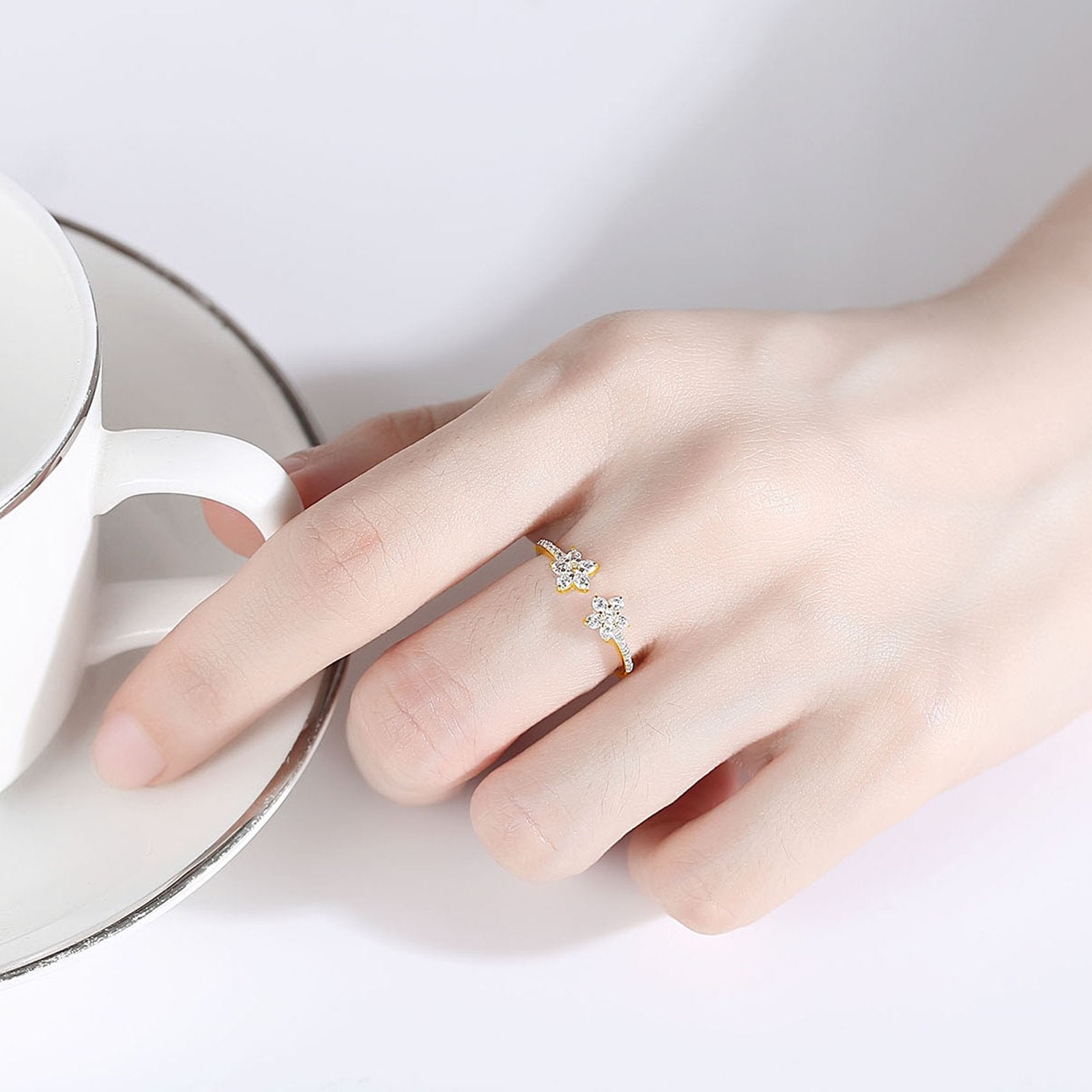 Inel din argint reglabil placat cu aur floare cu cristale zirconiu cesini purtat