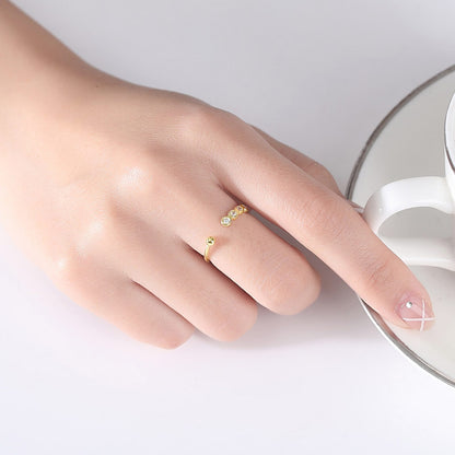 Inel din argint reglabil placat cu aur cu cristale zirconiu si biluta cesini purtat