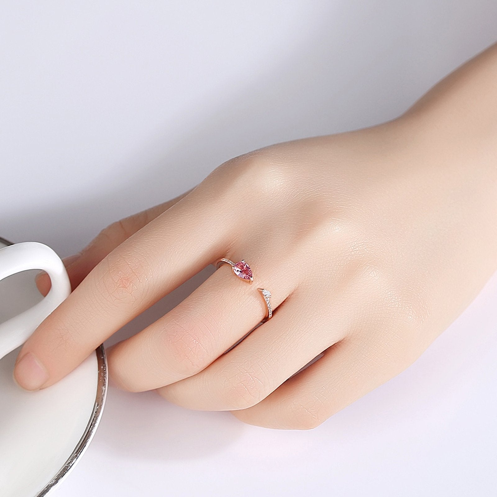 Inel din argint reglabil rosegold placat cu aur cu rubin rosu si cristale zirconiu cesini purtat