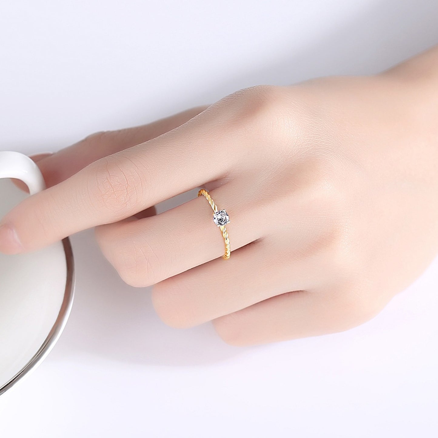 Inel din argint placat cu aur cu cristale zirconiu cesini purtat