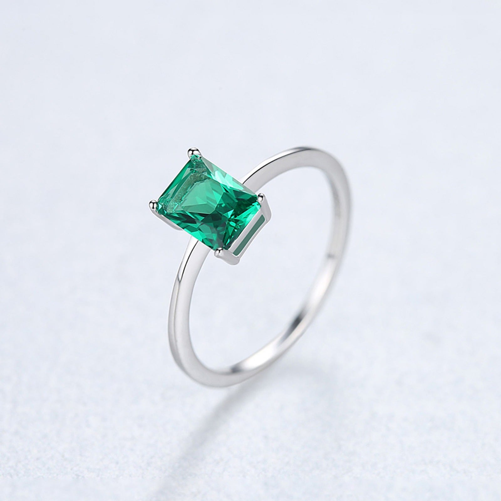Inel din argint elegant rectangular cu smarald verde cesini femei