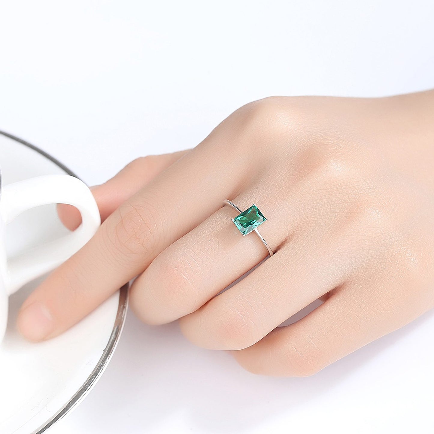 Inel din argint elegant rectangular cu smarald verde cesini purtat