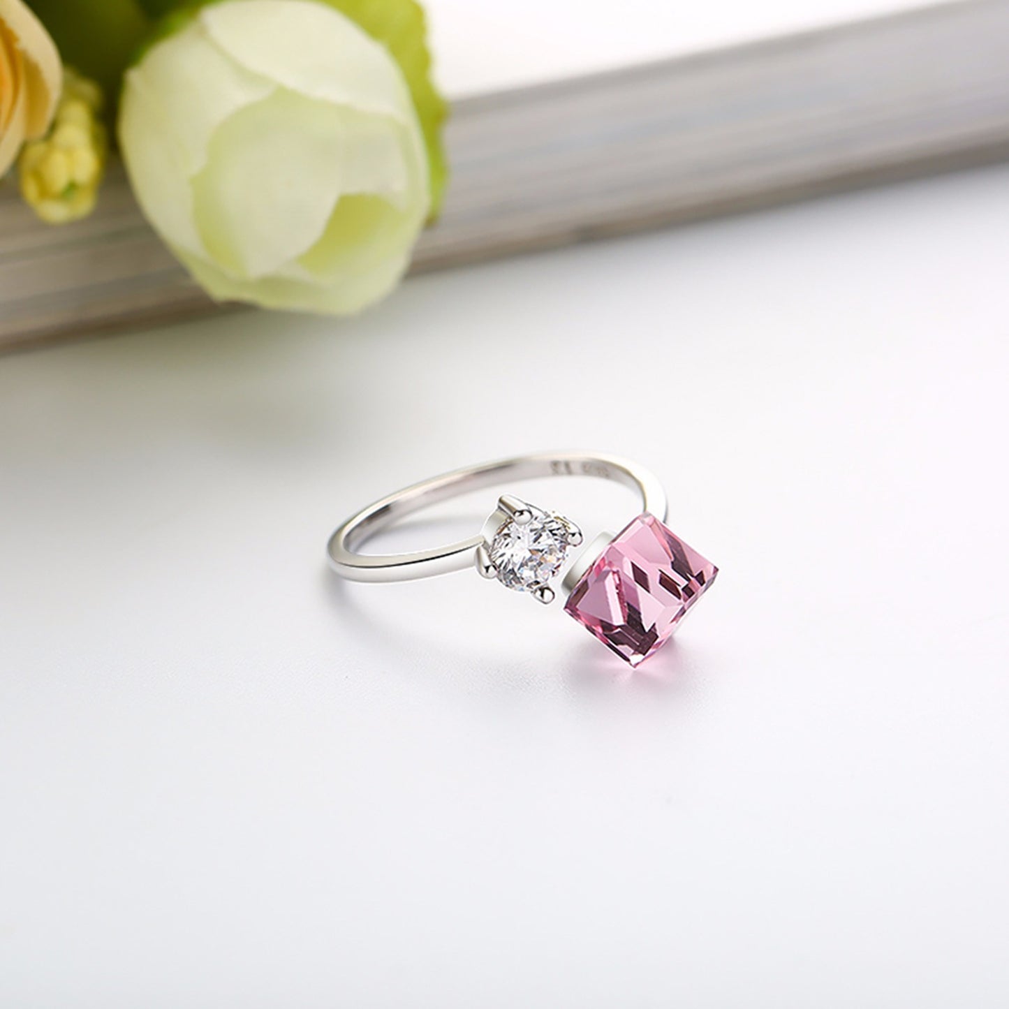 Inel din argint elegant reglabil cu piatra roz si cristale zirconiu cesini cadou