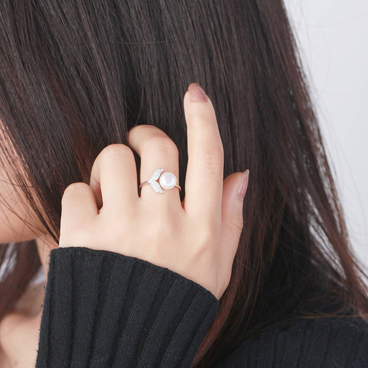 Inel din argint elegant reglabil cu perle naturale si cristale zirconiu cesini purtat