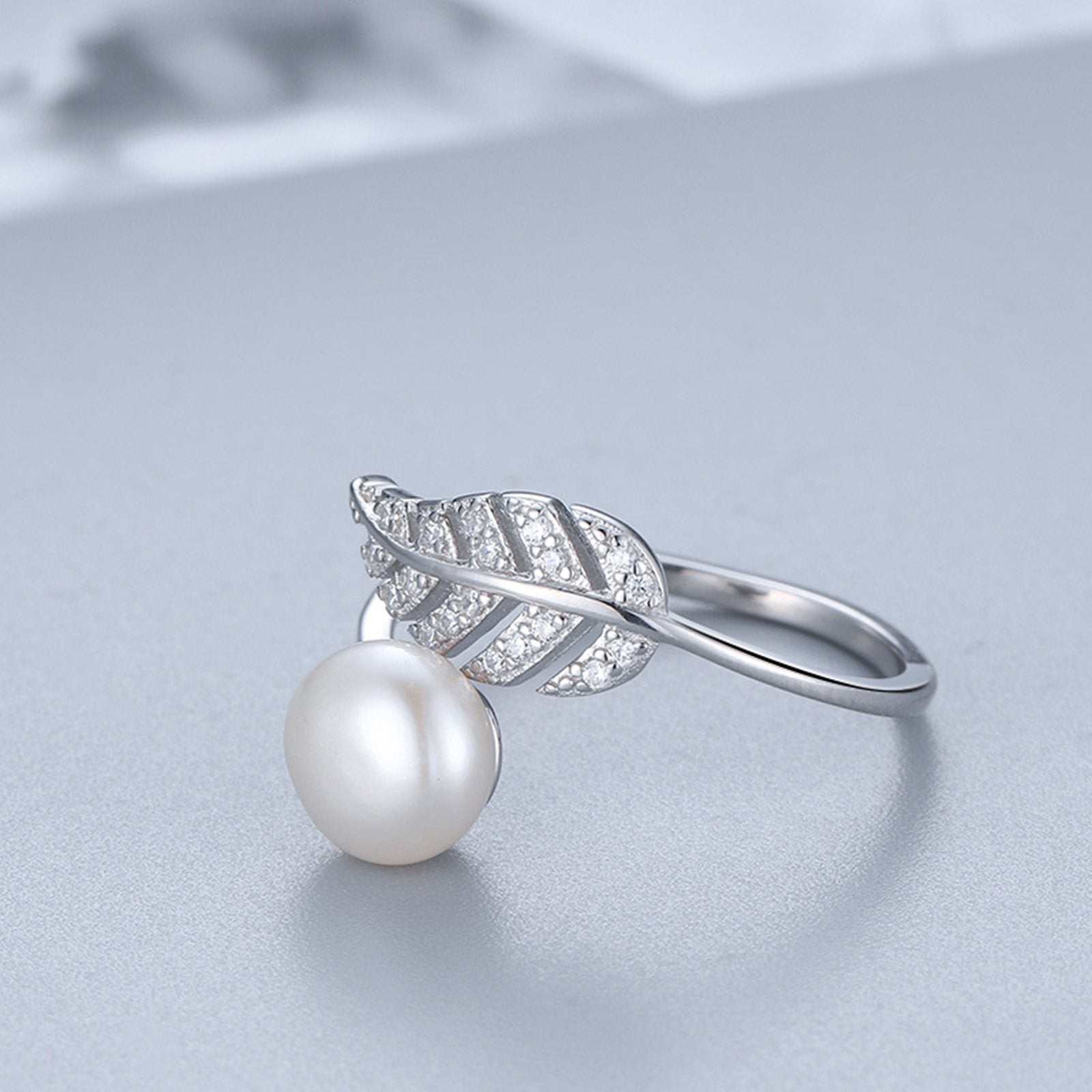 Inel din argint elegant reglabil cu perle naturale si frunza cu cristale zirconiu cesini cadou