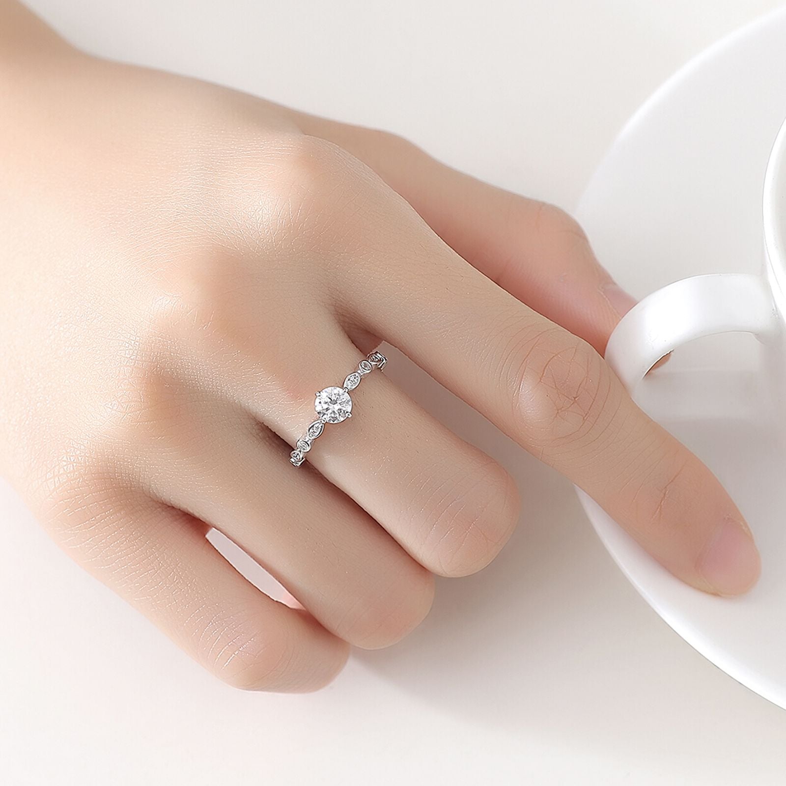 Inel din argint elegant reglabil cu moissanite cesini purtat