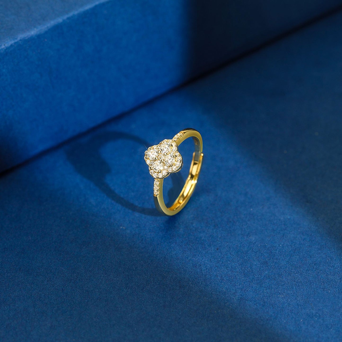 Inel din Argint placat cu aur reglabil cu trifoi clover si cristale zirconiu cesini cadou