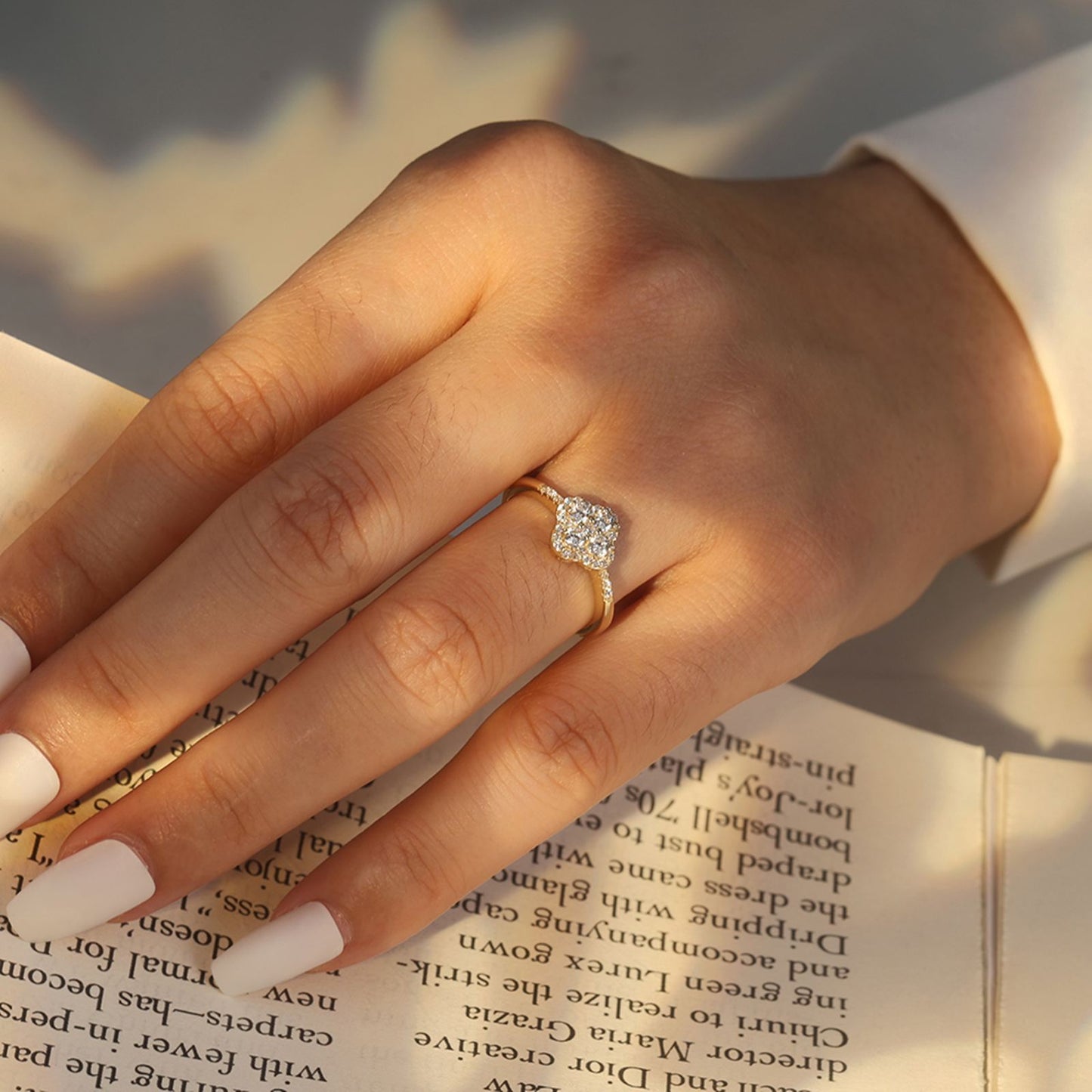 Inel din Argint placat cu aur reglabil cu trifoi clover si cristale zirconiu cesini purtat