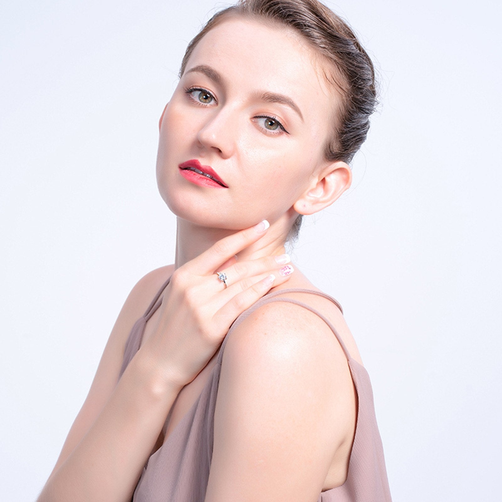 Inel din argint reglabil elegant cu cristale zirconiu cesini purtat