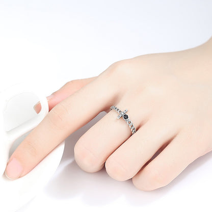 Inel din argint vintage reglabil cu onix negru si cristale zirconiu cesini purtat