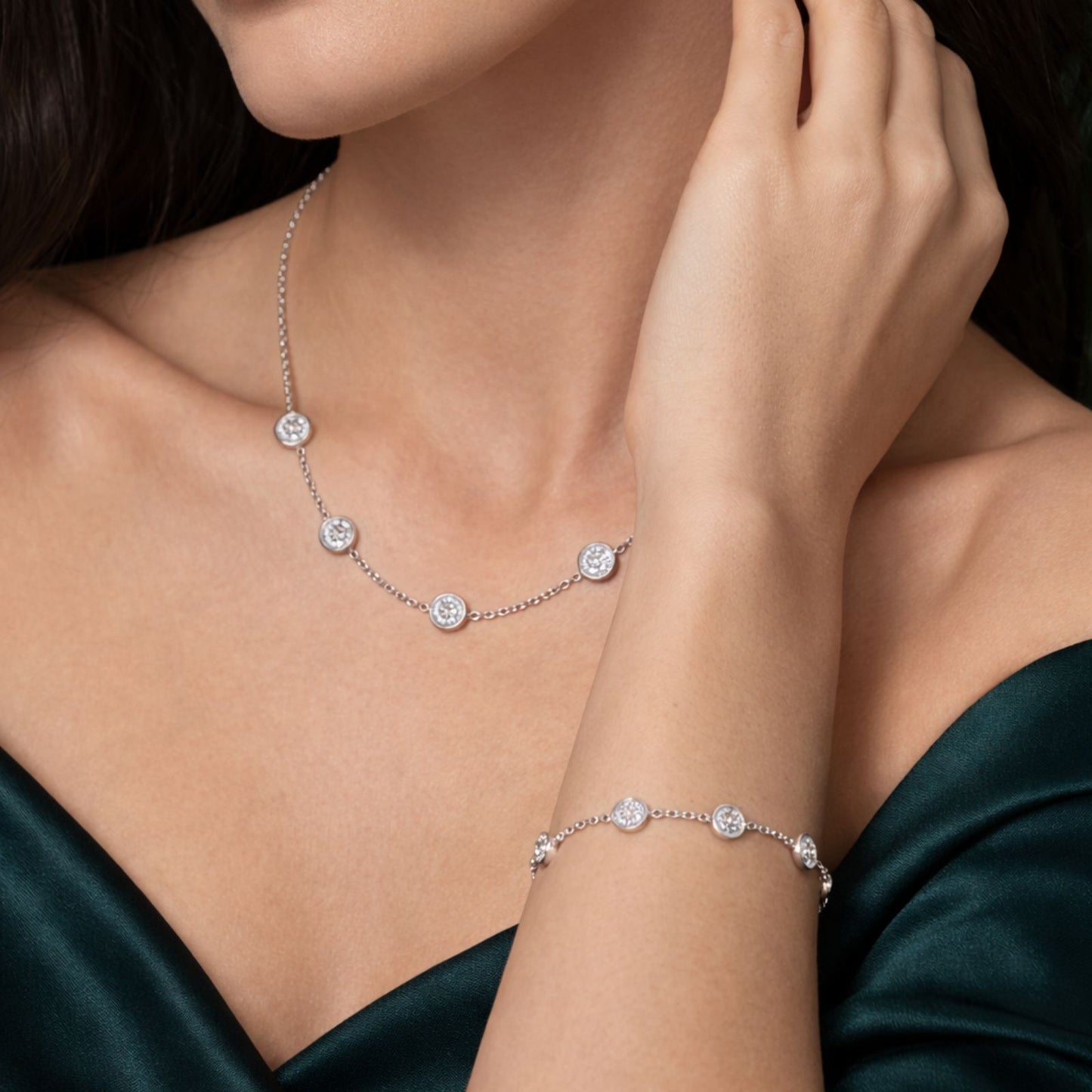 Set din argint elegant rotund colier si bratara cu cristale zirconiu cesini purtat