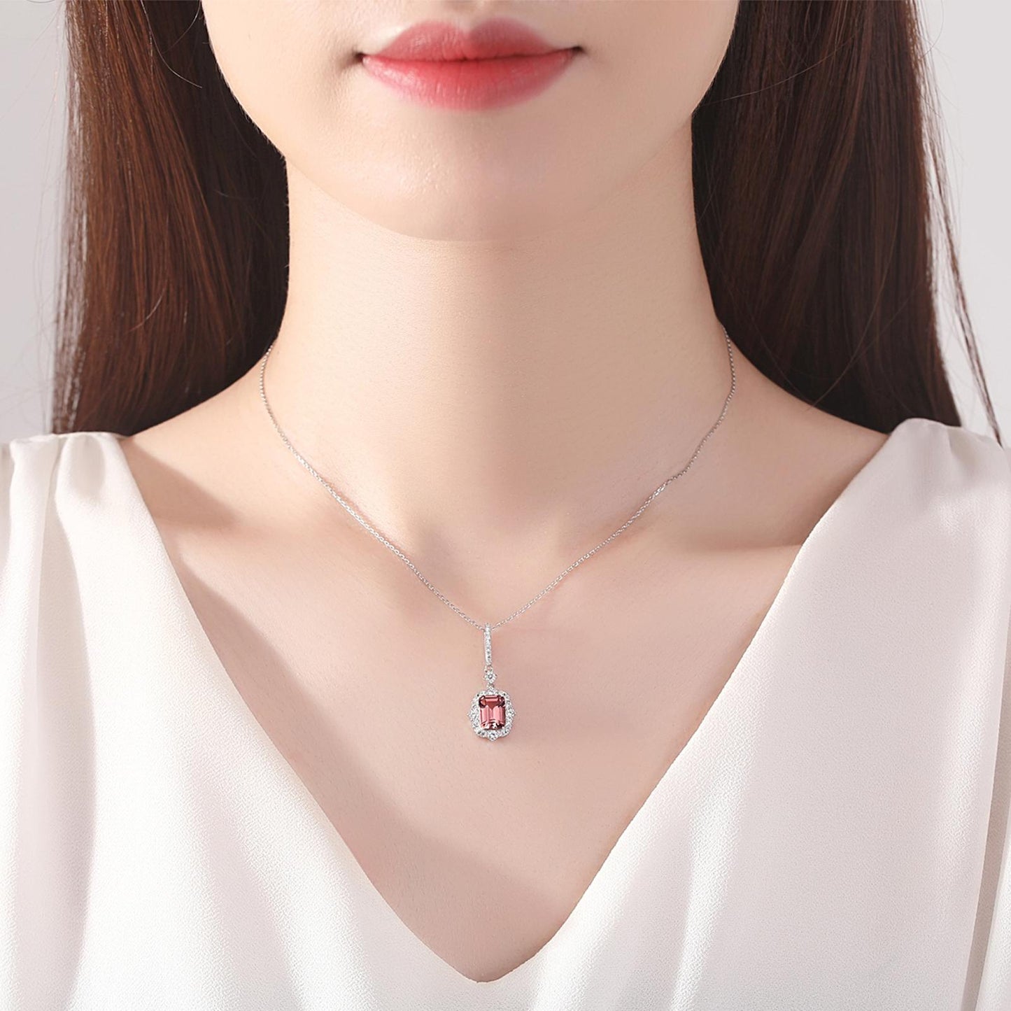 Set din argint colier si cercei elegant cu rubin rosu si cristale zirconiu cesini colier purtat