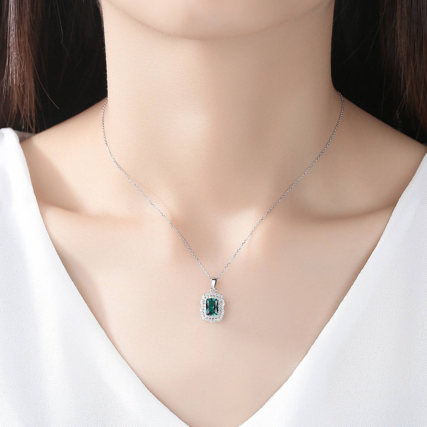 Set din argint colier si cercei elegant cu smarald verde si cristale zirconiu cesini colier purtat
