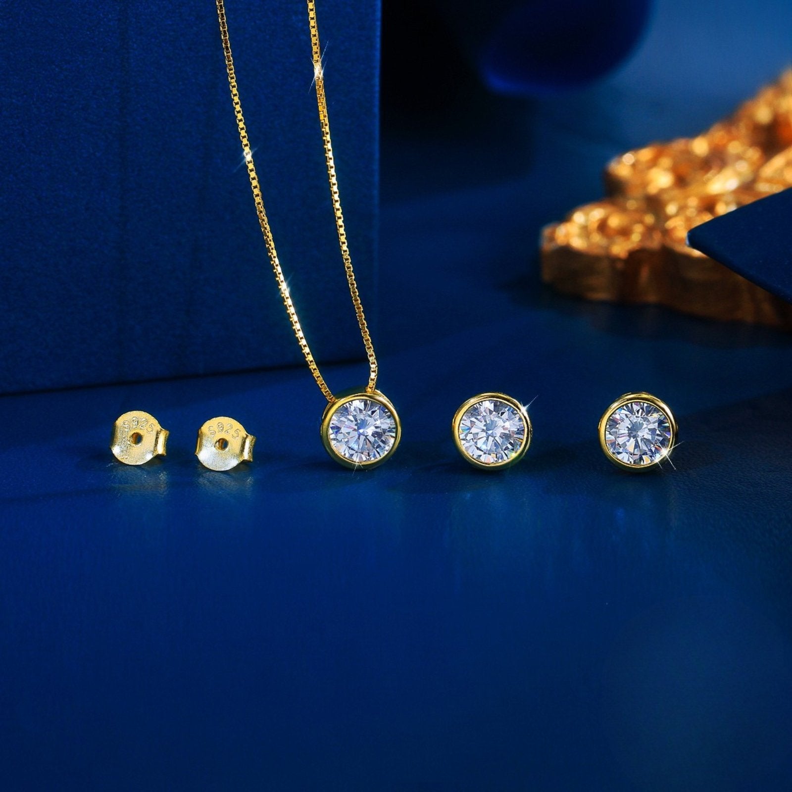Set din argint elegant rotund placat cu aur colier si cercei cu cristale zirconiu cesini cadou