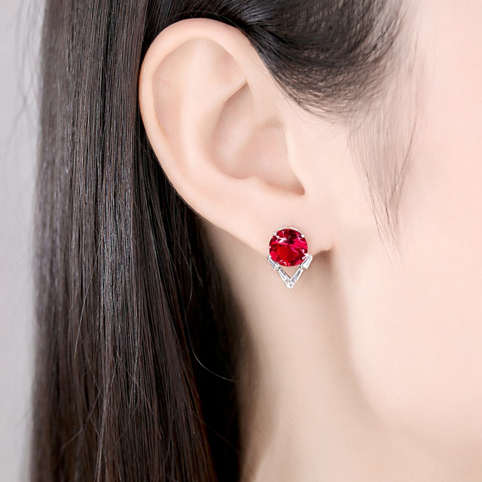 Set din argint colier si cercei elegant cu rubin rosu si cristale zirconiu cesini cercei purtati