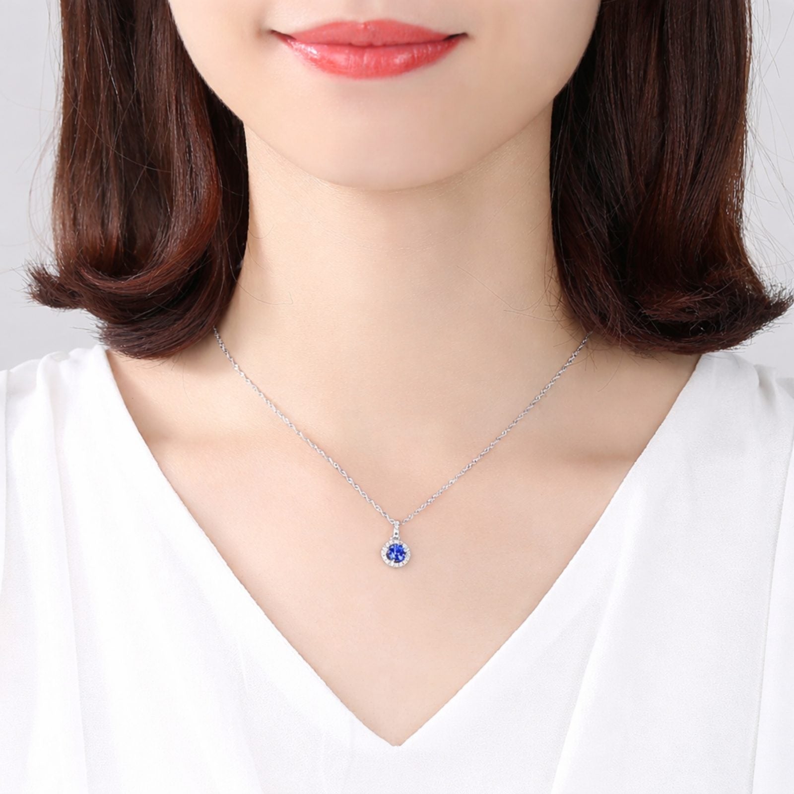 Set din argint colier si cercei elegant rotund cu safir albastru si cristale zirconiu cesini colier purtat