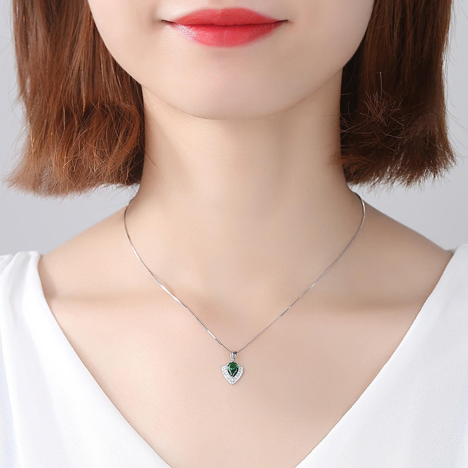 Set din argint colier si cercei elegant cu smarald verde si cristale zirconiu cesini colier purtat