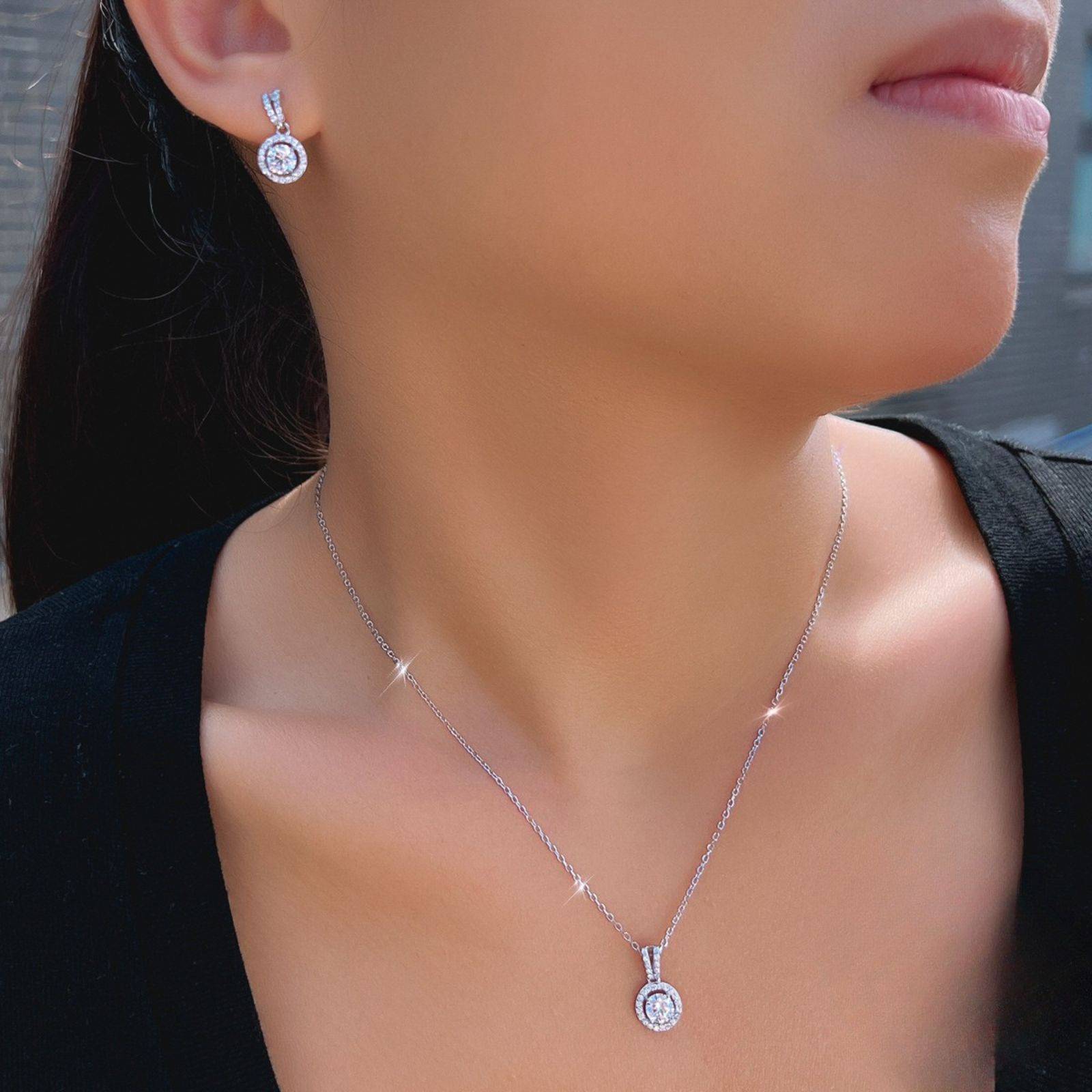 Set din argint colier si cercei rotund elegant cu zirconiu cesini purtat