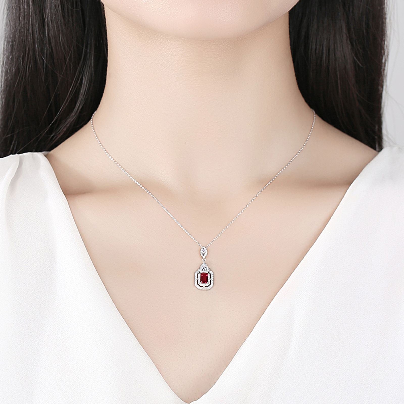 Set din argint colier si cercei elegant cu rubin rosu si cristale zirconiu cesini colier purtat