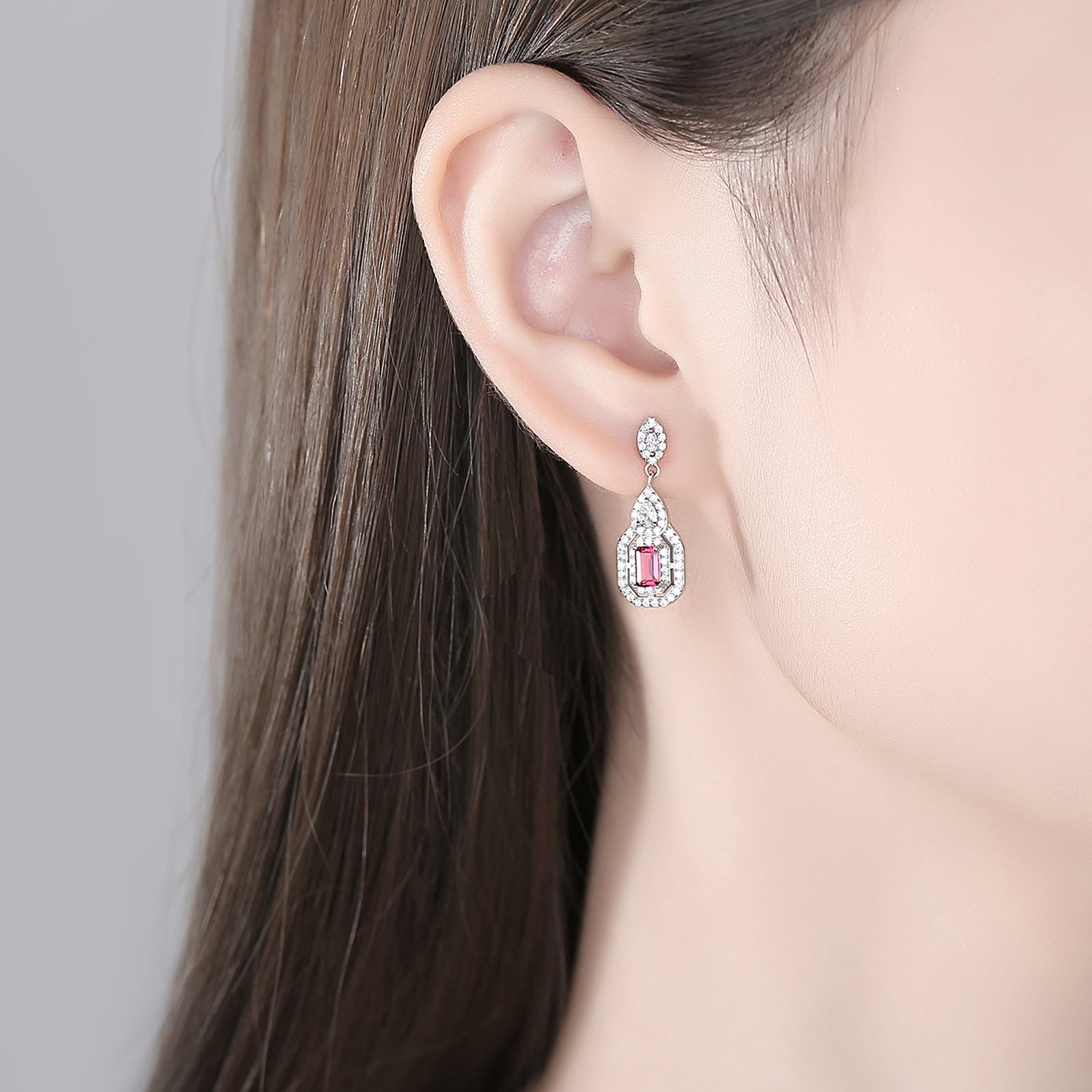 Set din argint colier si cercei elegant cu rubin rosu si cristale zirconiu cesini cercei purtati