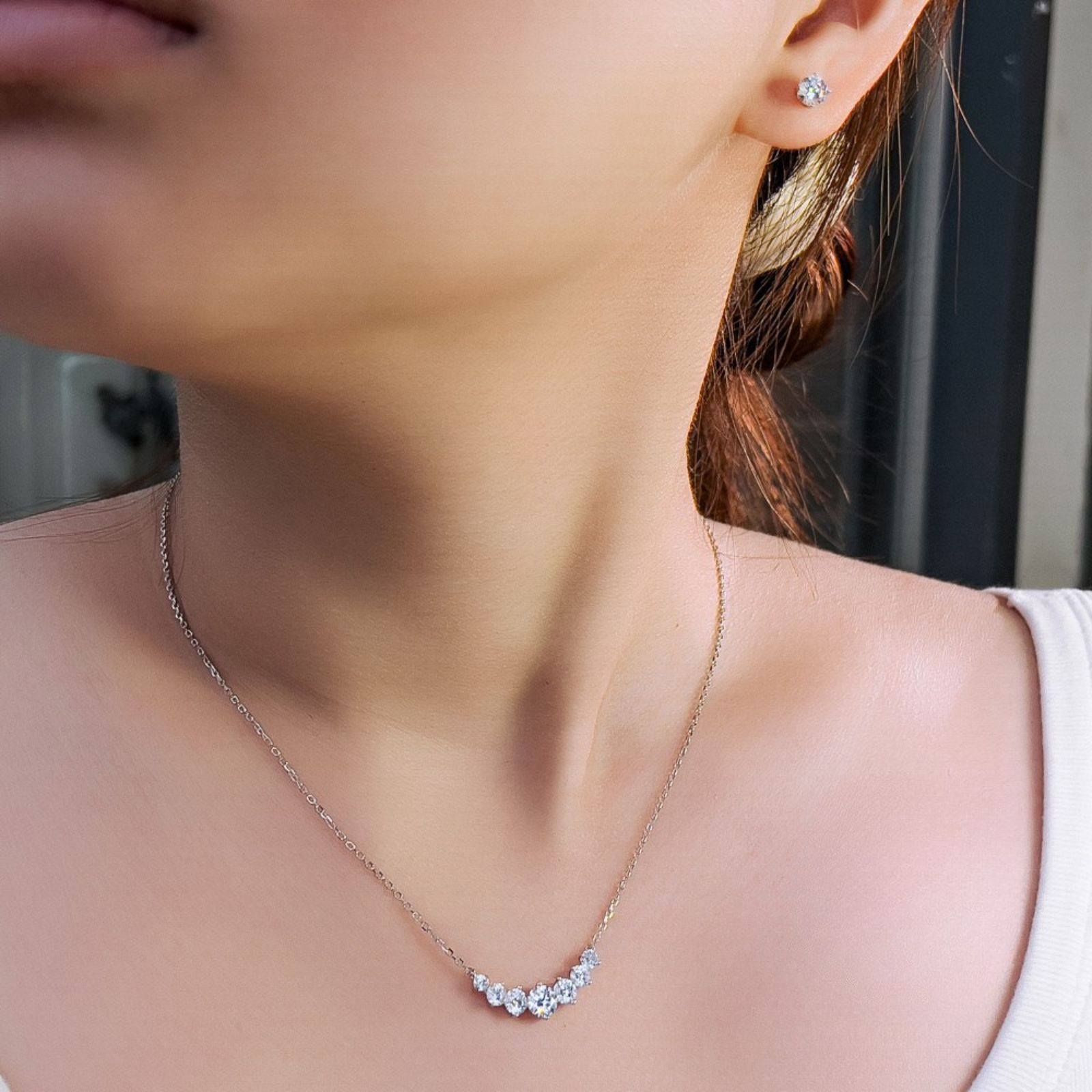 Set din argint elegant rotund colier si cercei cu cristale zirconiu cesini purtat